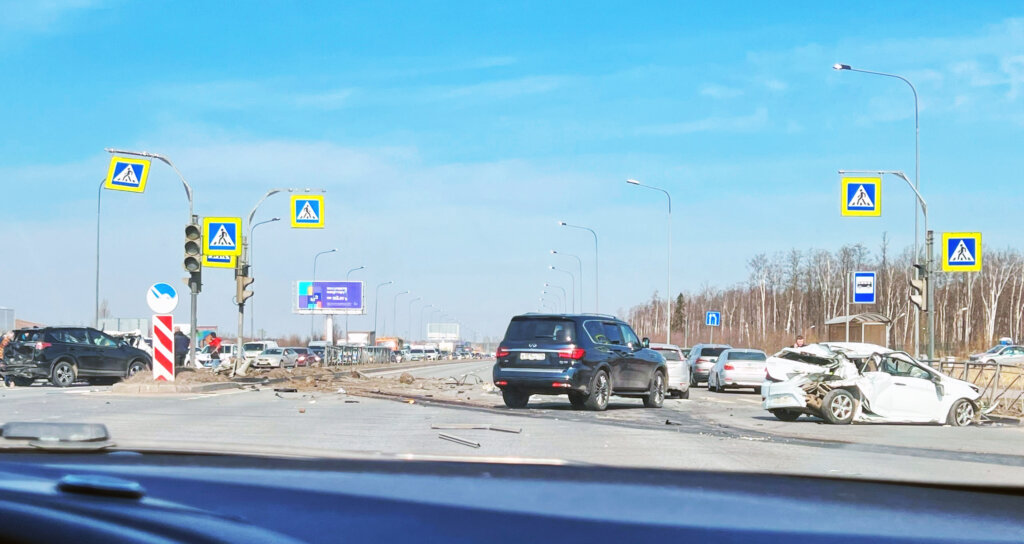 Видео жесткого ДТП в Санкт-Петербурге: фура без тормозов смяла 10 автомобилей