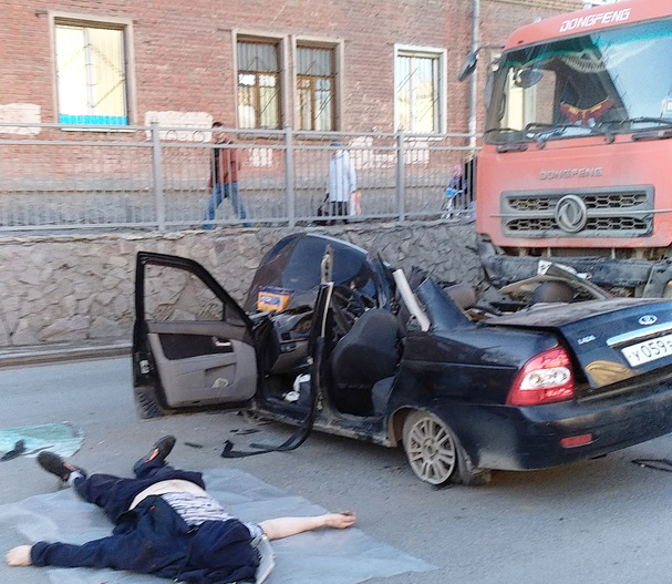 ДТП на Уралмаше в Екатеринбурге: грузовик смял «Приору» и протащил ее несколько метров