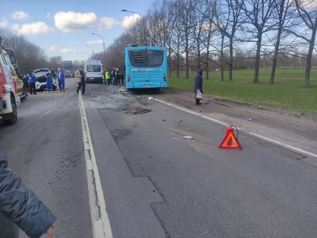 Последние секунды жизни водителя: в Петергофе легковой автомобиль лоб в лоб столкнулся с автобусом