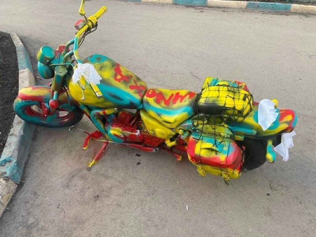 В Самаре девушка отомстила своему бывшему парню, разукрасив его мотоцикл