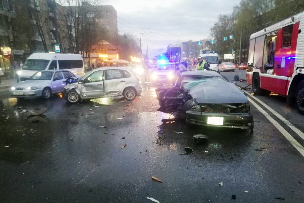 Видео ДТП в Смоленске: по вине лихача на «Тойоте» погибла беременная пассажирка «Лады»