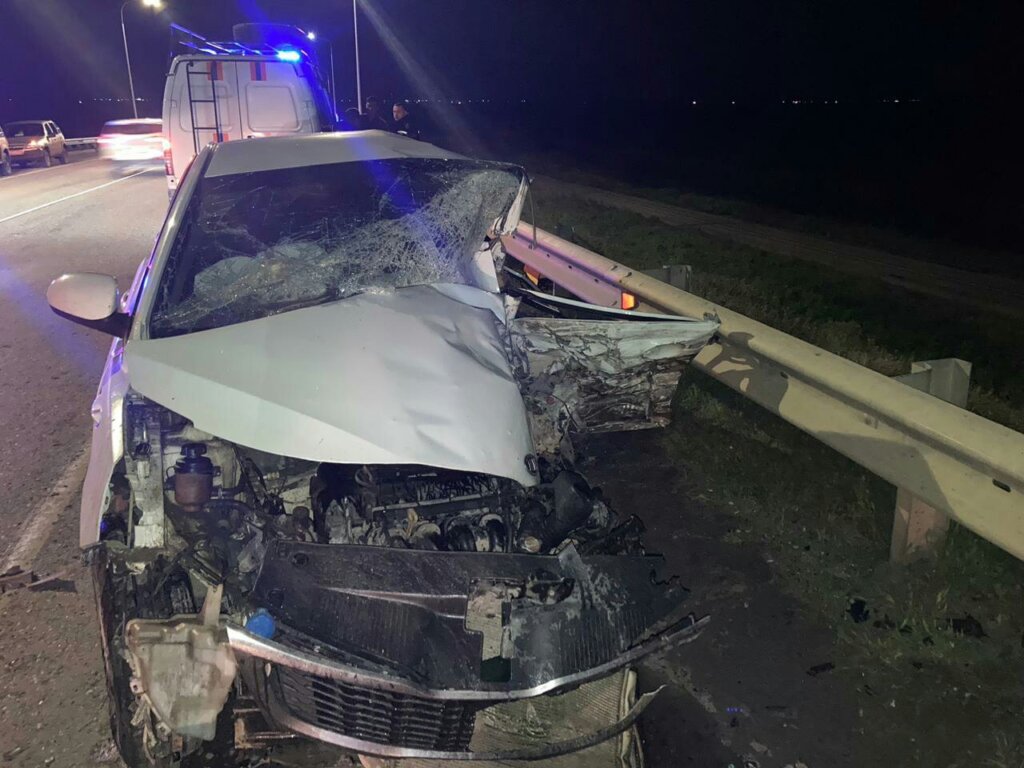 Водитель Kia и его беременная супруга попали в смертельное ДТП на мосту через реку Маныч в Ростовской области