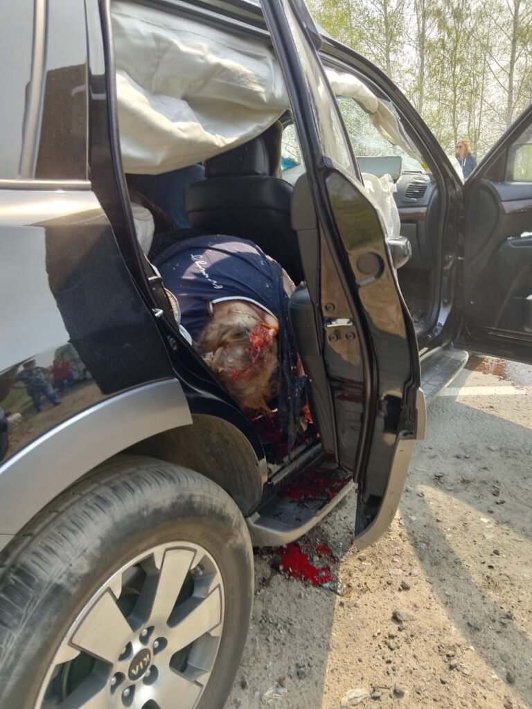 Автобус и автомобиль столкнулись в Омской области: погибла женщина