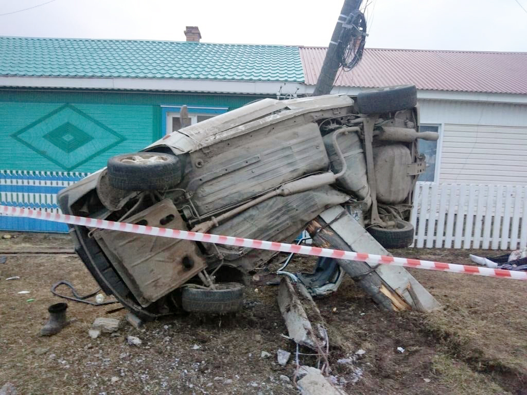 В Красноярском крае &#171;Лада&#187; под управлением пьяного водителя врезалась в столб: погибла пассажирка