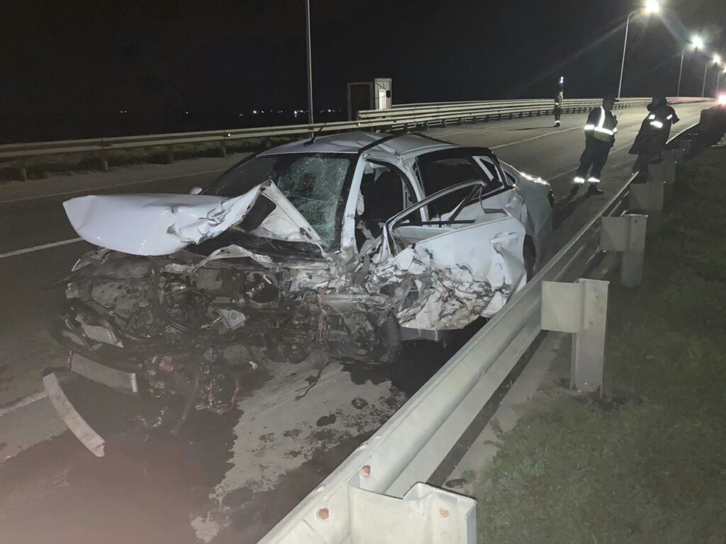 Водитель Kia и его беременная супруга попали в смертельное ДТП на мосту через реку Маныч в Ростовской области