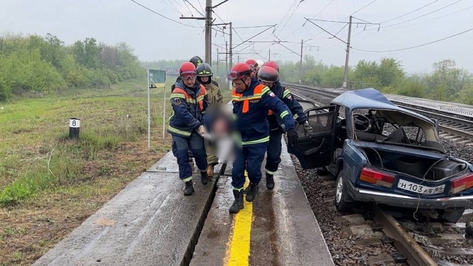 Поезд Адлер &#8212; Нижневартовск столкнулся с автомобилем: погибли три человека