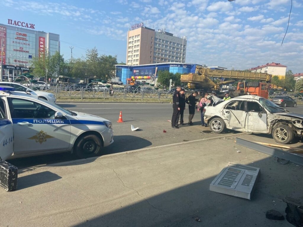 На Урале пьяная компания на Subaru врезалась в остановку