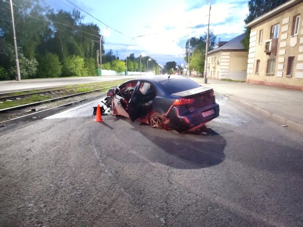 Водителя выбросило из машины в момент ДТП в Кемерове