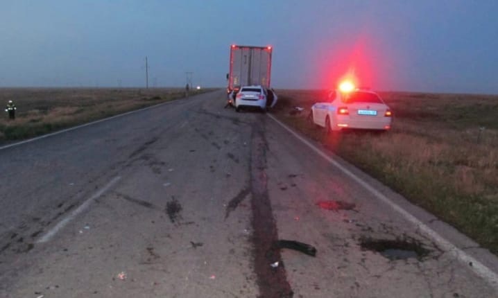 &#171;Лада Веста&#187; столкнулась с грузовиком в Калмыкии: погибли три человека