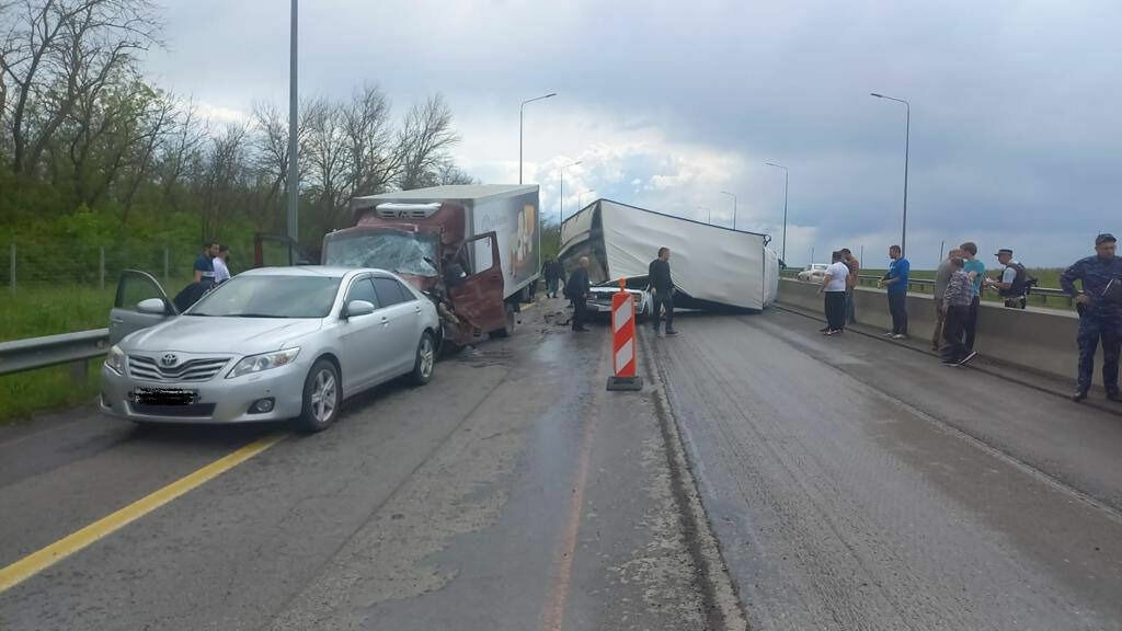 Массовое ДТП произошло на трассе М-4 в Ростовской области: есть погибшие и пострадавшие