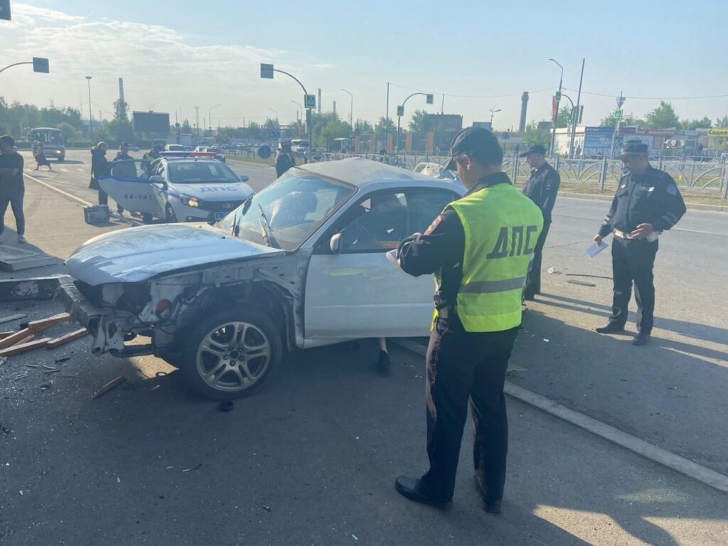 На Урале пьяная компания на Subaru врезалась в остановку