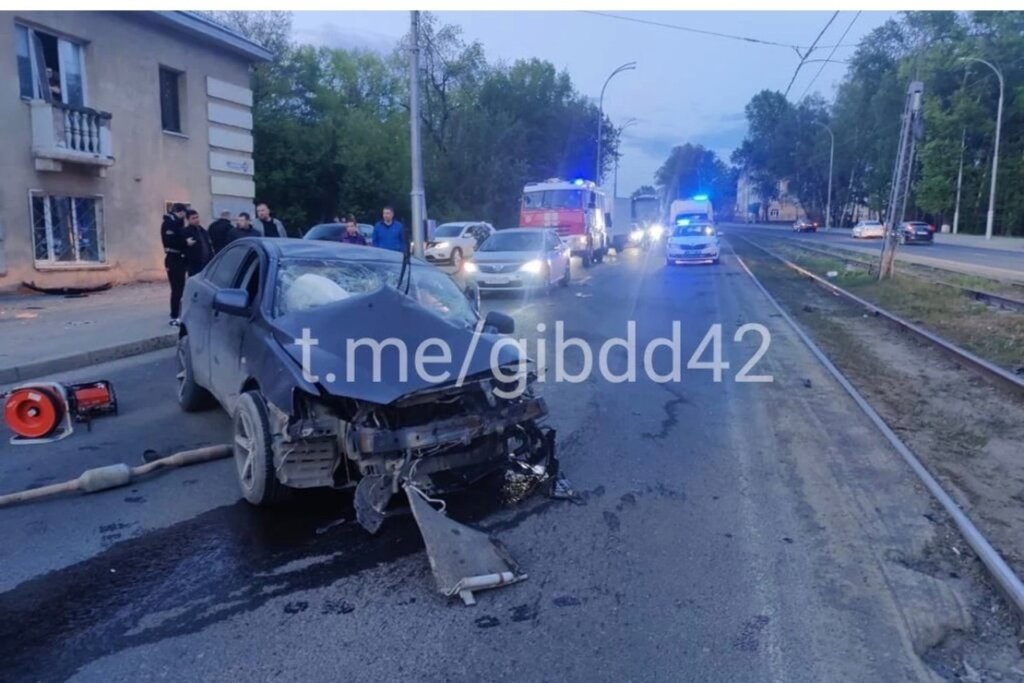 Водителя выбросило из машины в момент ДТП в Кемерове