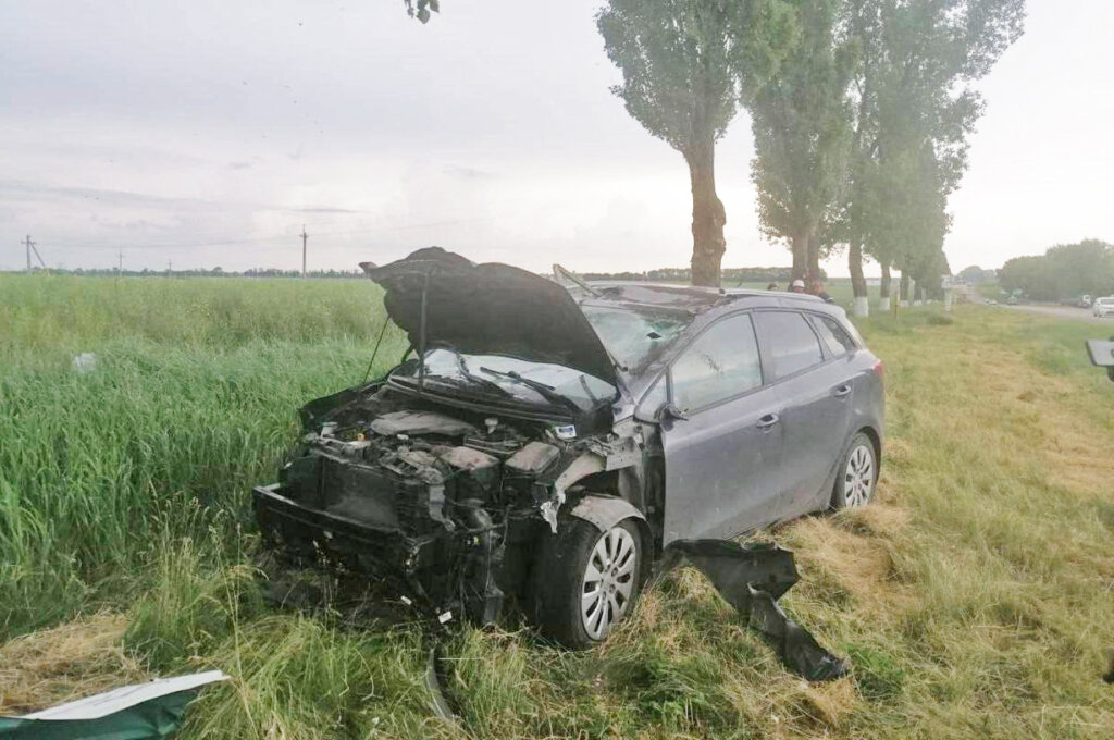 В Краснодарском крае женщина за рулем автомобиля разнесла остановку с людьми