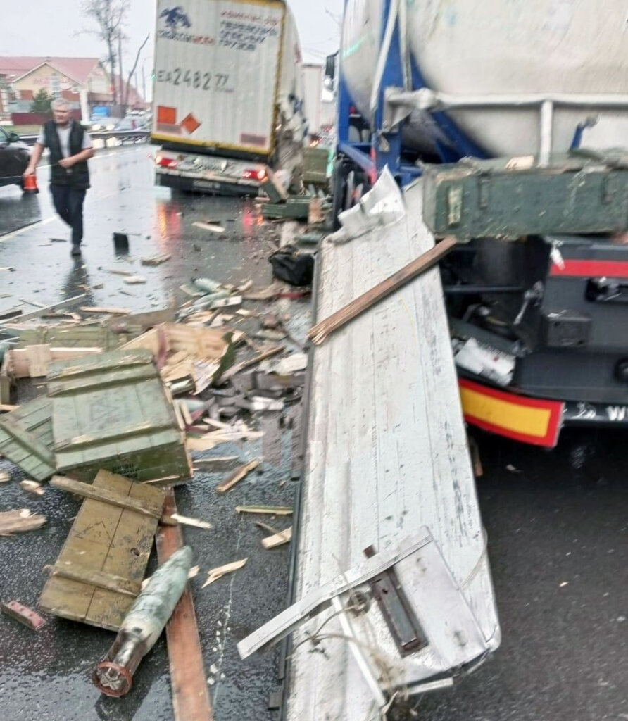 ДТП в Нижегородской области: ящики с боеприпасами выпали на проезжую часть