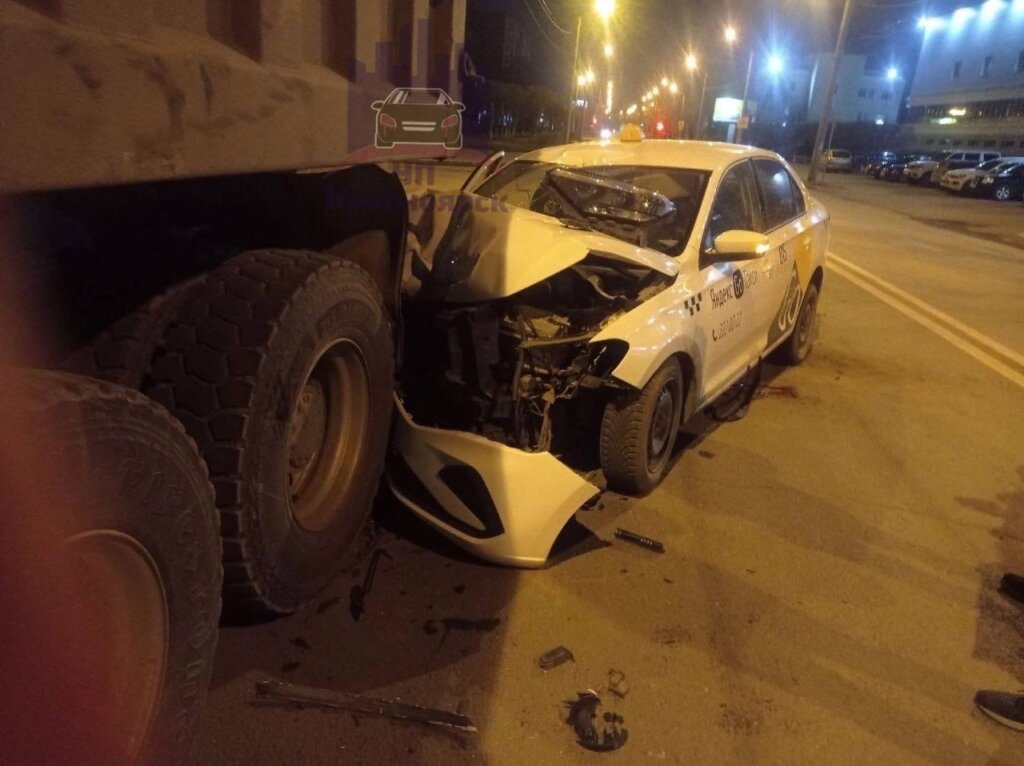 В Красноярске таксист уснул за рулем и врезался в грузовик: погибла пассажирка