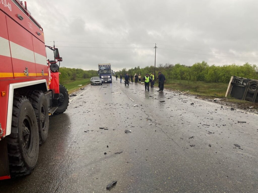 В Самарской области большегрузная фура раздавила легковой автомобиль: погибли 5 человек