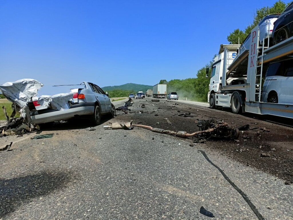 &#171;Тойоту&#187; разорвало на части в результате ДТП на трассе «Уссури»
