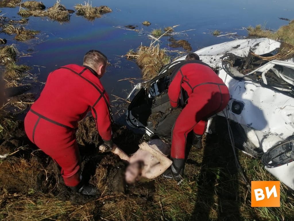 В Красноярском крае пятеро пьяных студентов утонули на автомобиле в пруду