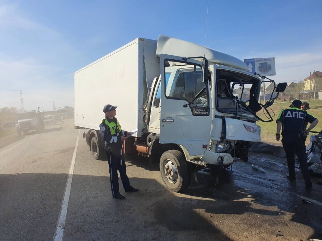 Два грузовика смяли кроссовер на трассе «Иртыш» под Курганом
