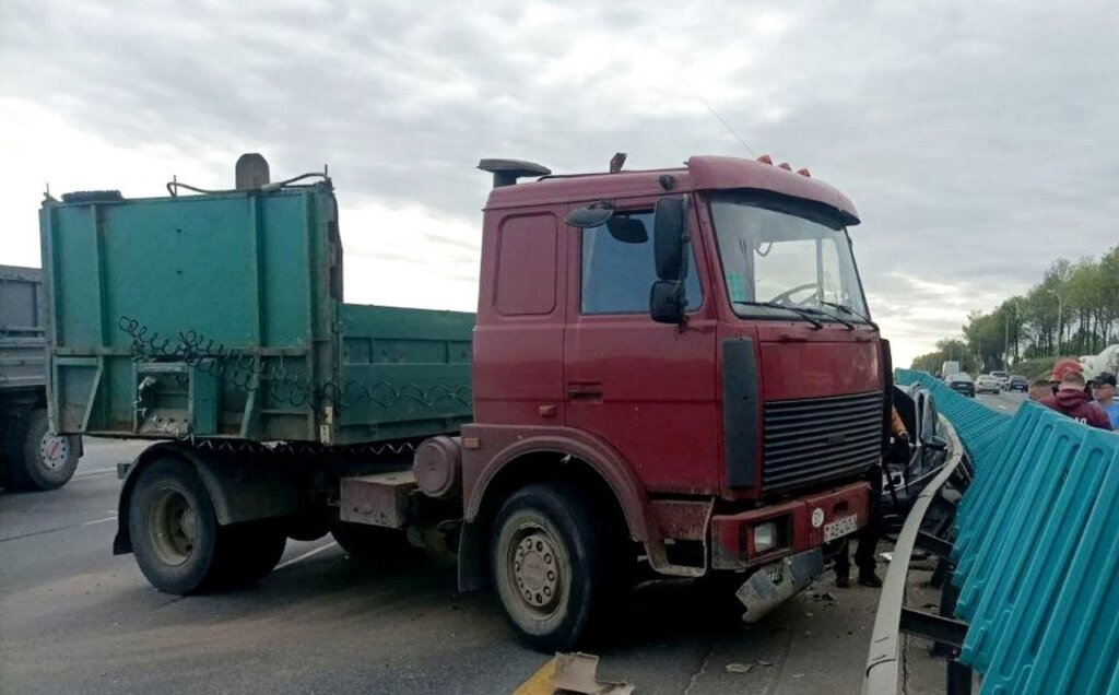 Авария на минской МКАД: грузовик потерял управление и прижал к отбойнику легковой автомобиль