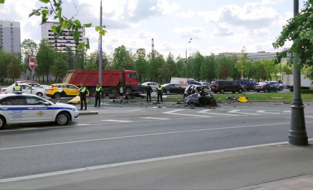 Водитель автомобиля BMW разбился на Варшавском шоссе в Москве: видео с камеры наблюдения