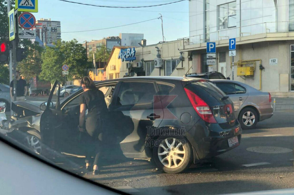 Жесткое ДТП в Краснодаре: водитель &#171;Мерседеса&#187; проехал на красный и столкнулся с несколькими автомобилями