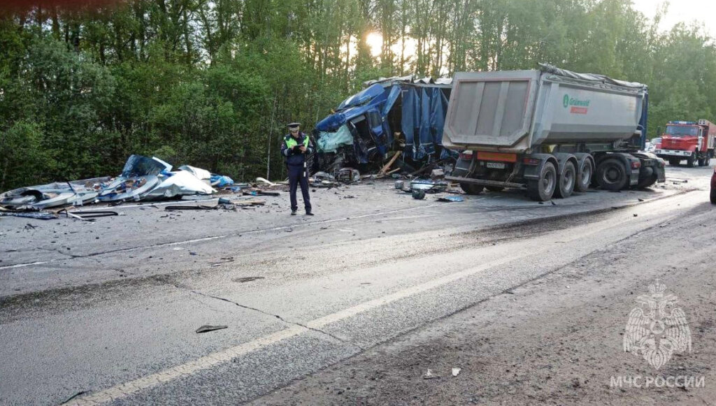 Массовое ДТП из-за лопнувшего колеса в Нижегородской области: погибли 4 человека