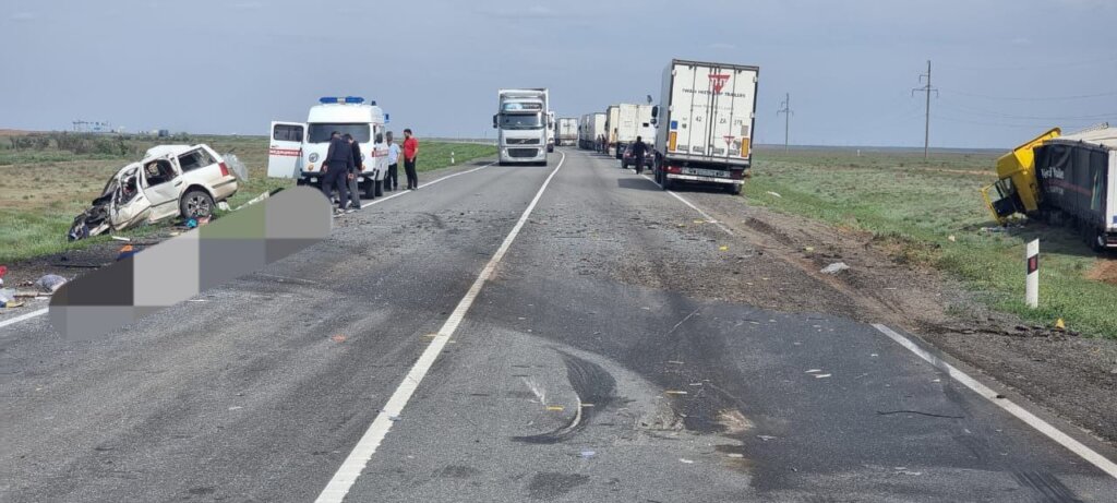 Трагедия на трассе в Калмыкии: в ДТП погибли двое взрослых и двое детей