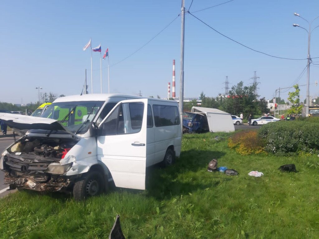 Массовое ДТП в Мытищах: водитель грузовика уснул за рулем и въехал в стоящие на светофоре автомобили