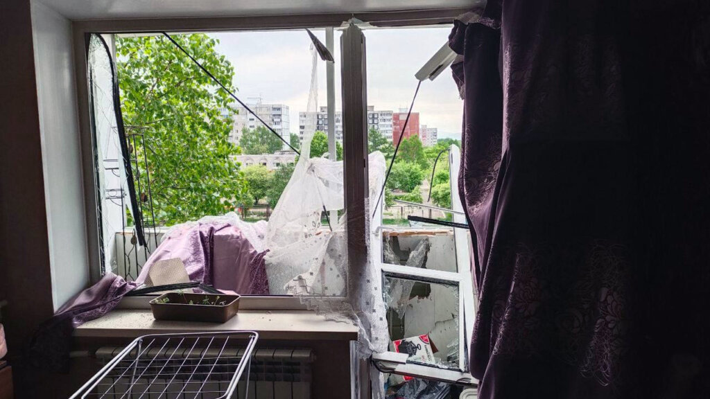 В Комсомольске-на-Амуре самогонный аппарат взорвался и повредил семь автомобилей