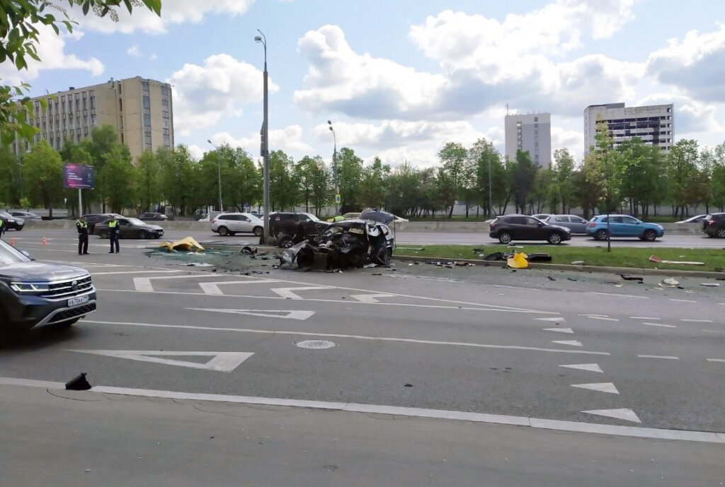 Водитель автомобиля BMW разбился на Варшавском шоссе в Москве: видео с камеры наблюдения