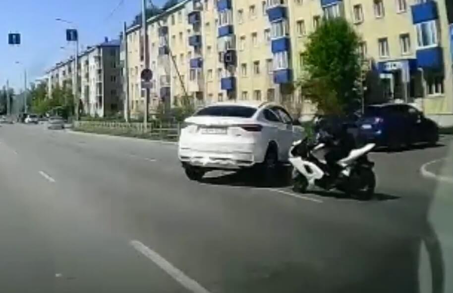 Мотоцикл и легковой автомобиль столкнулись в Омске