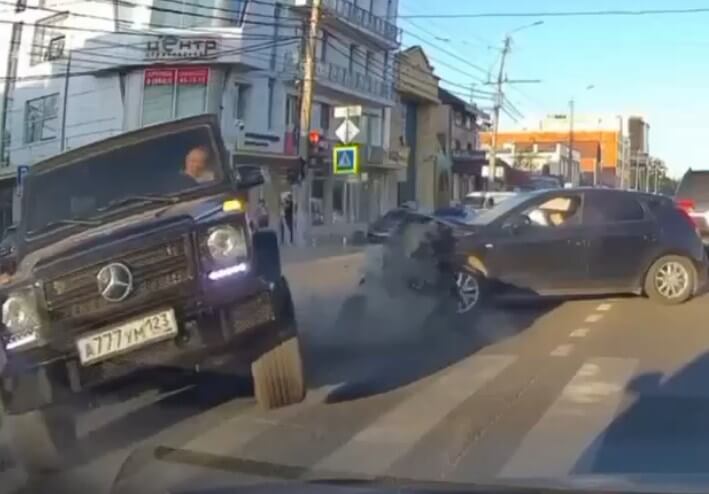 Жесткое ДТП в Краснодаре: водитель «Мерседеса» проехал на красный и столкнулся с несколькими автомобилями