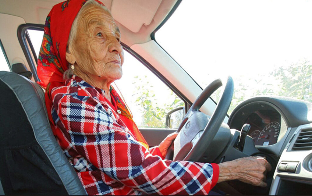 Пенсионерам хотят запретить управлять автомобилем и будут отбирать у них права