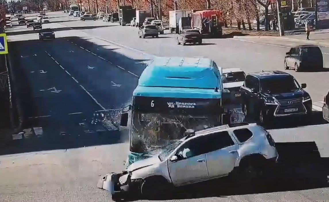 Автомобиль Renault и автобус МАЗ столкнулись на перекрестке в Архангельске