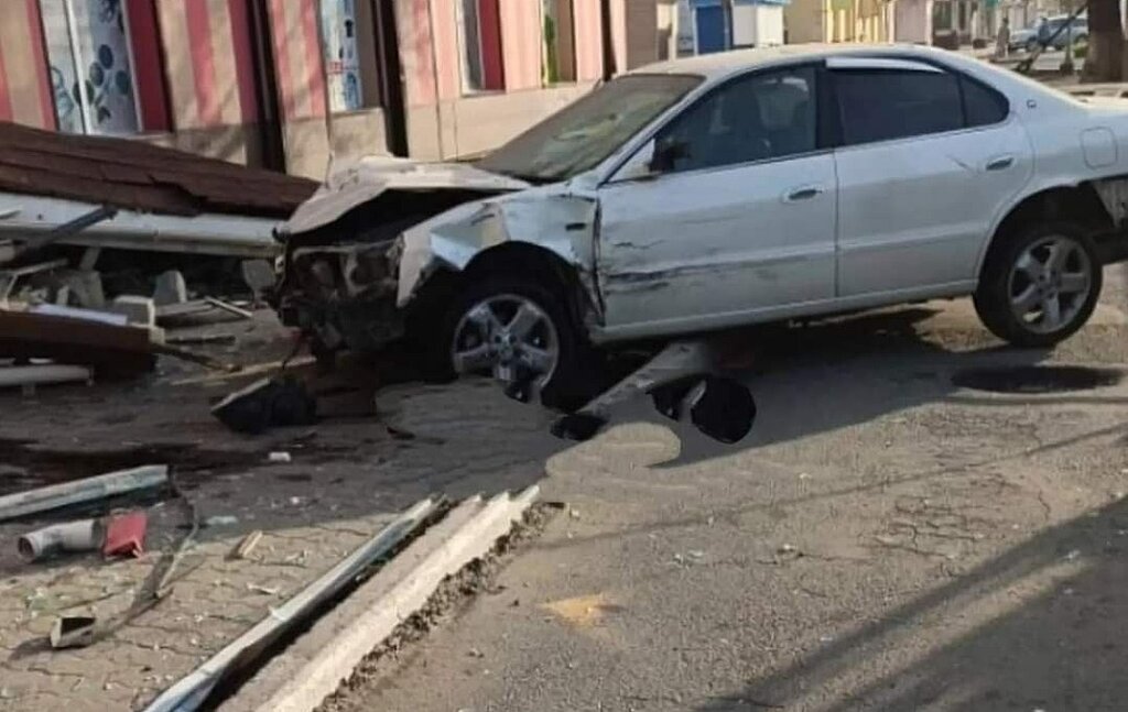 Утренние кульбиты в Находке: автомобиль перевернулся и приземлился на крыльцо магазина