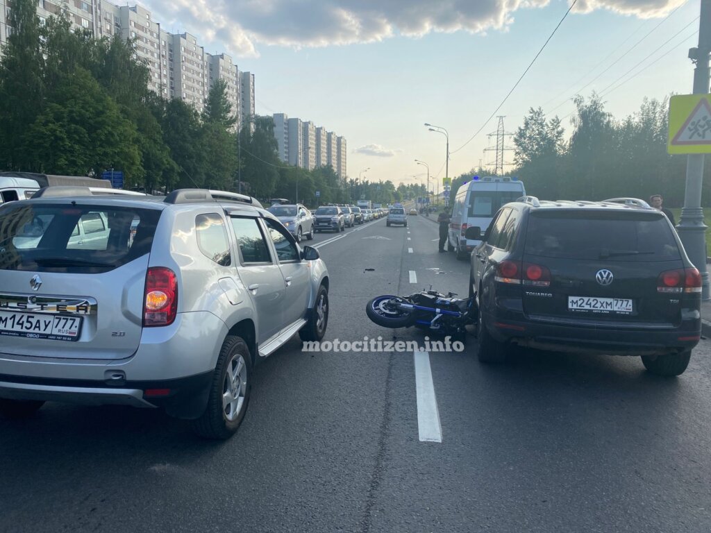 Массовое ДТП с участием мотоцикла произошло на Борисовских прудах в Москве
