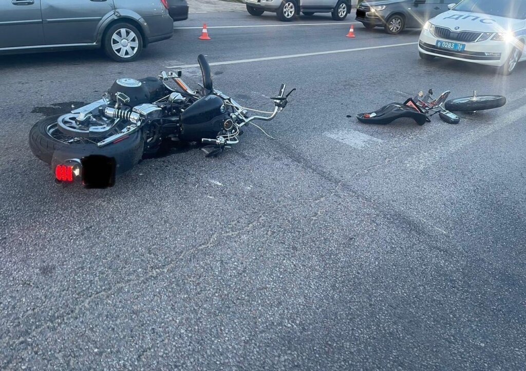 В Воронеже 40-летний мотоциклист погиб, столкнувшись с поворачивающим грузовиком
