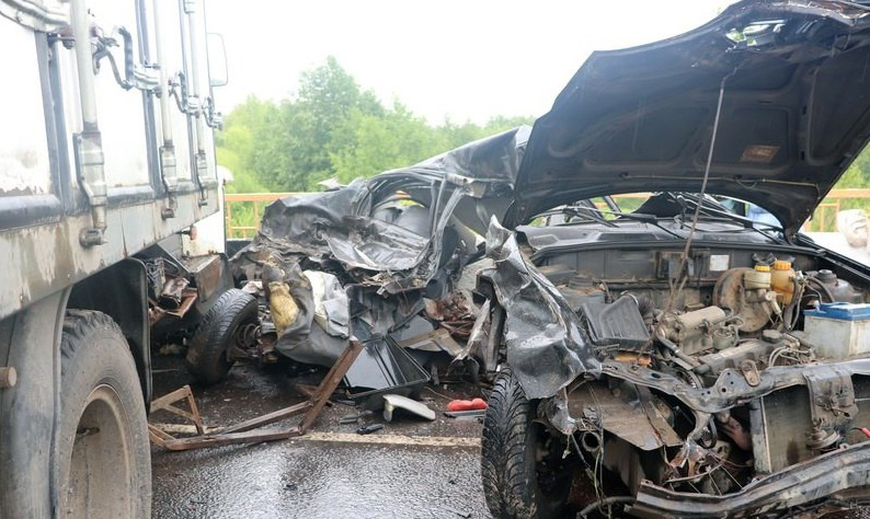 В Кинешме Chevrolet Lanos занесло под встречный грузовик: погибли двое 18-летних парней