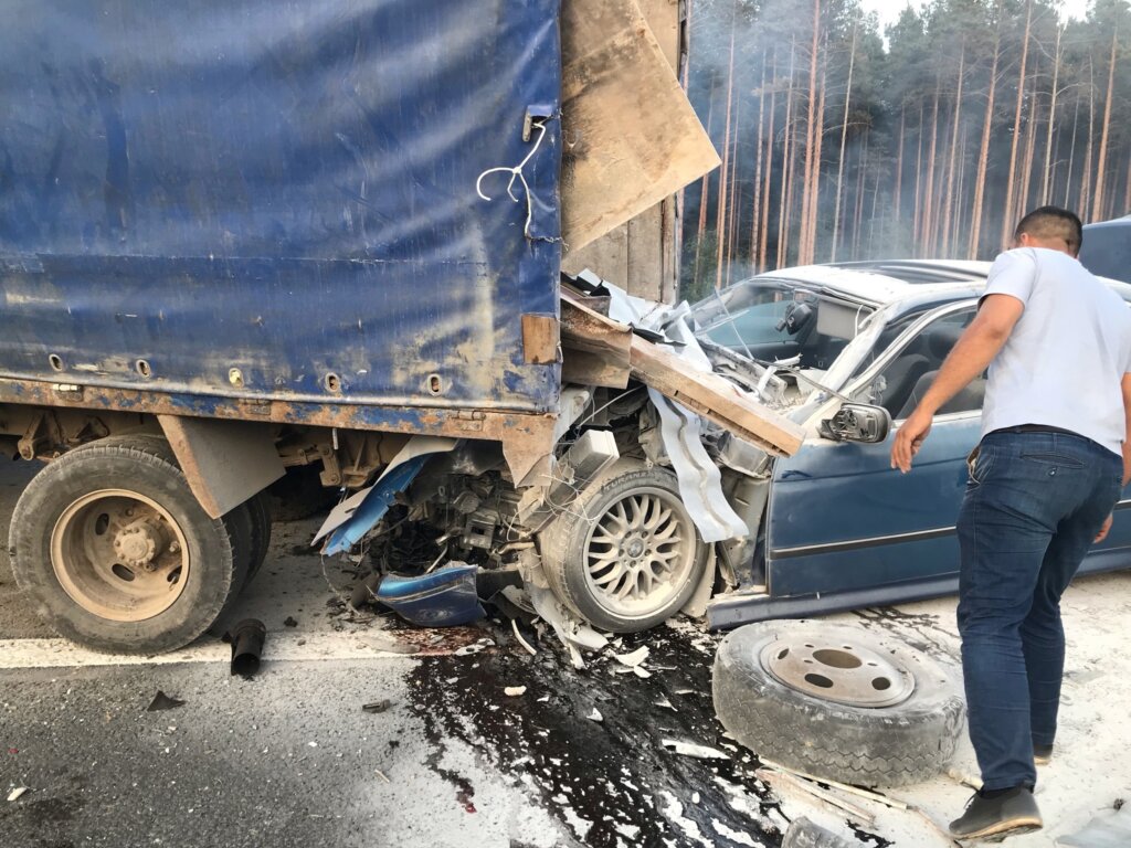 Авария на КАД: BMW столкнулся со стоящим грузовиком