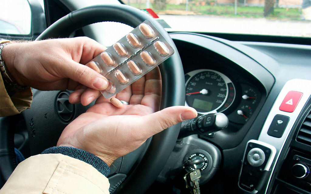 Лекарства хотят приравнять к наркотикам: после приема таблеток водителям запретят садиться за руль