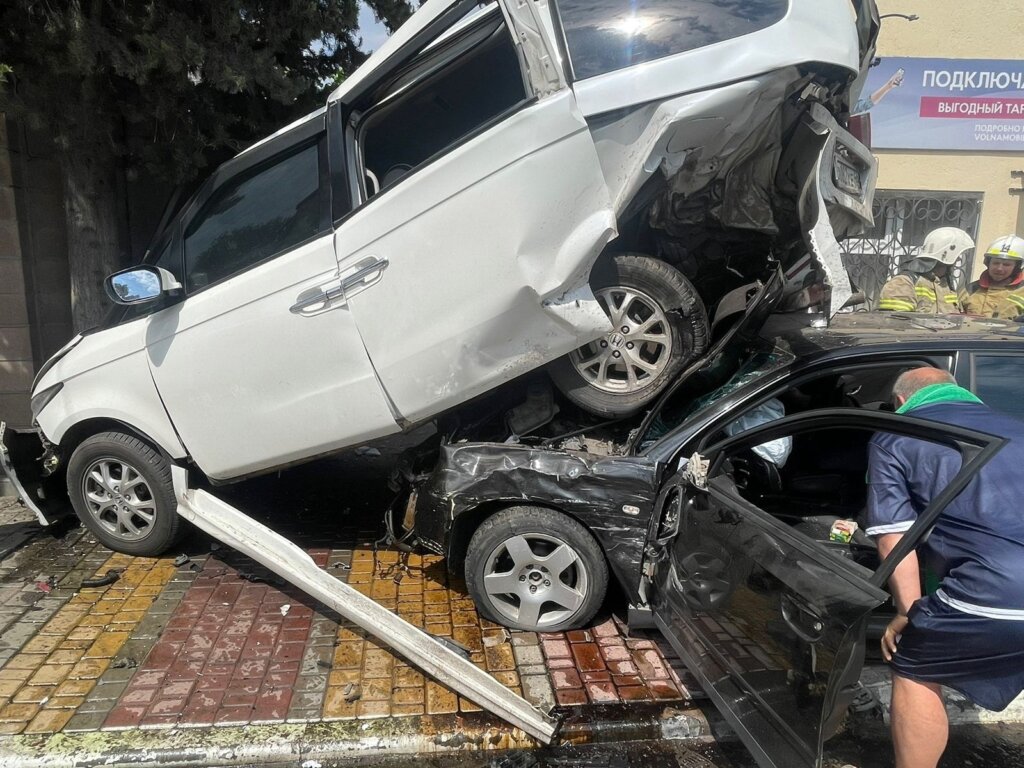 ДТП в Алуште: Audi вылетел с дороги и врезался в припаркованную &#171;Хонду&#187;