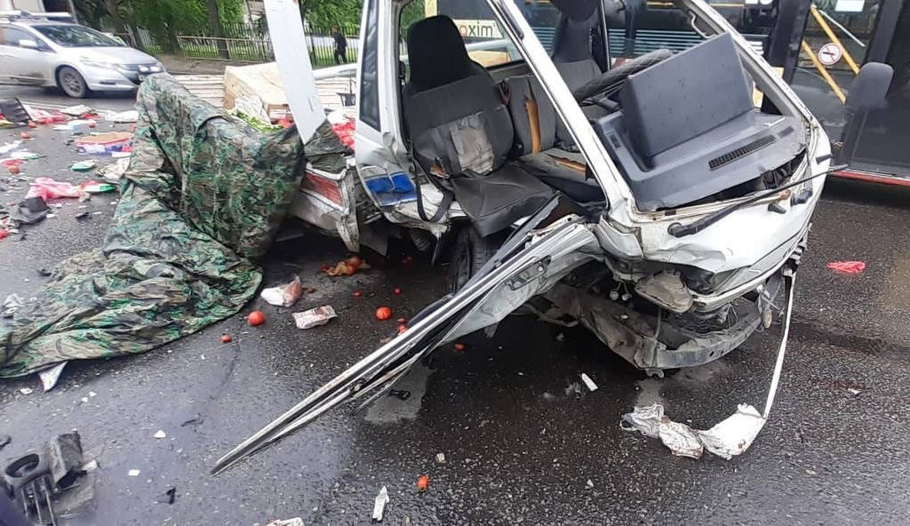 &#171;Водителя грузовика выбросило на дорогу через лобовое стекло&#187;: четыре автомобиля столкнулись в Хабаровске