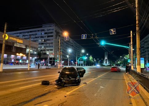 50-летний водитель не пропустил &#171;Мерседес&#187; на перекрестке в Волгограде: пострадали женщина и ребенок