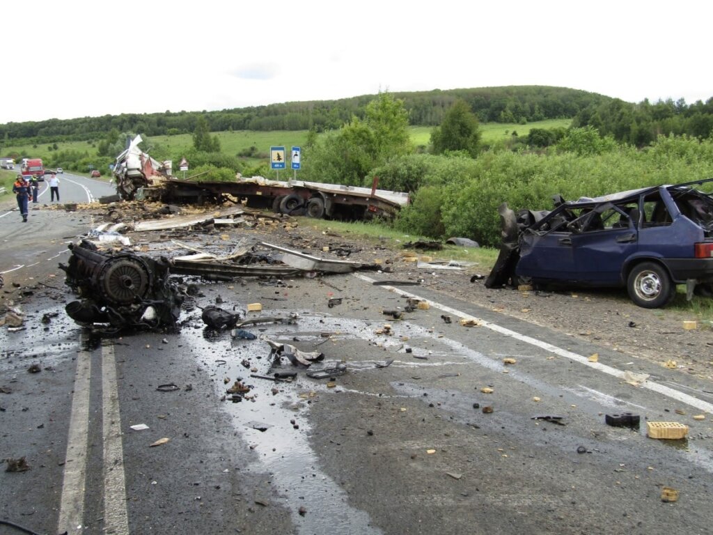 &#171;Во время движения лопнуло колесо&#187;: трое погибли в ДТП на трассе в Мордовии