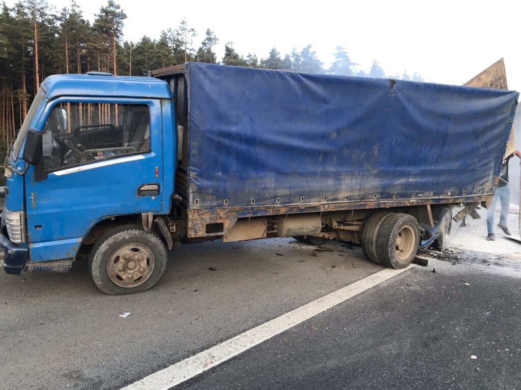 Авария на КАД: BMW столкнулся со стоящим грузовиком