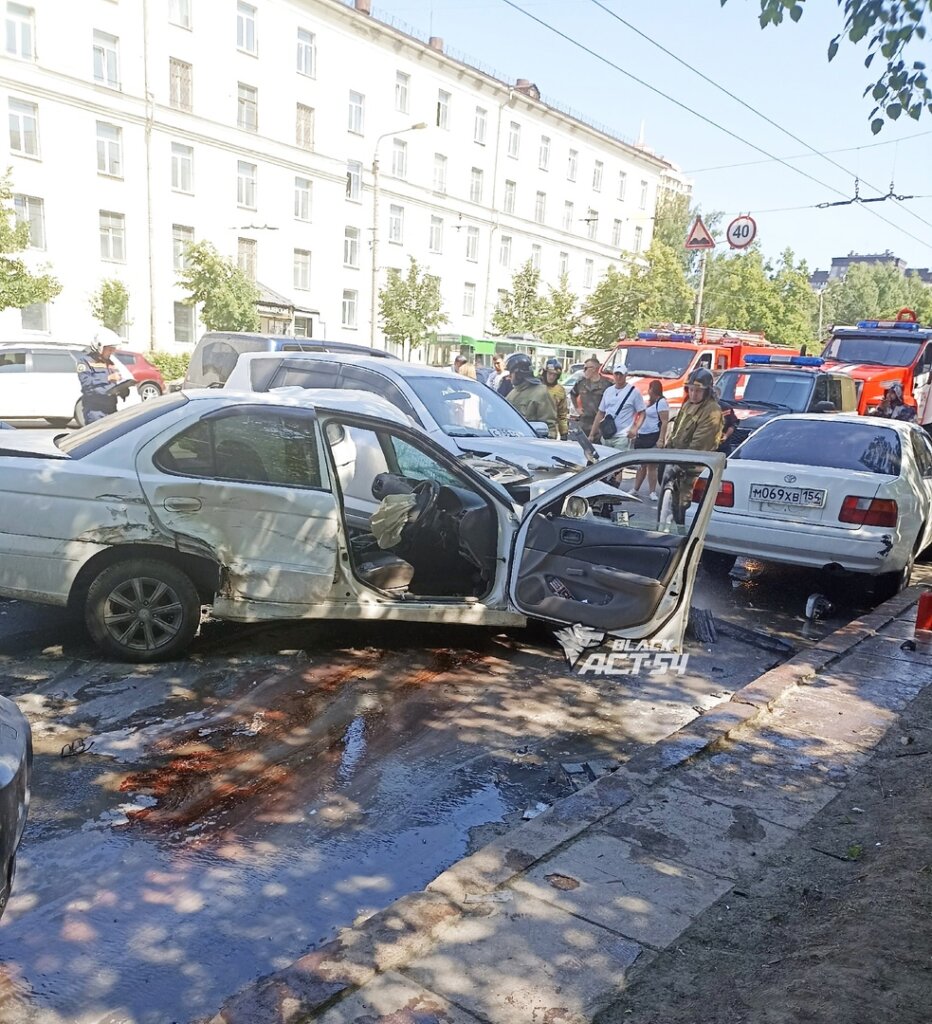 В Новосибирске водитель кроссовера потерял сознание за рулем и устроил массовое ДТП на встречной полосе
