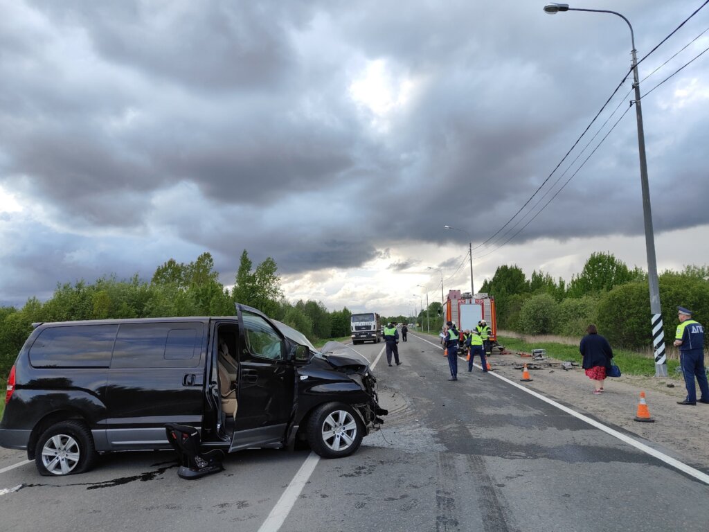 Кадры смертельной аварии в Архангельской области: водитель микроавтобуса уснул за рулём