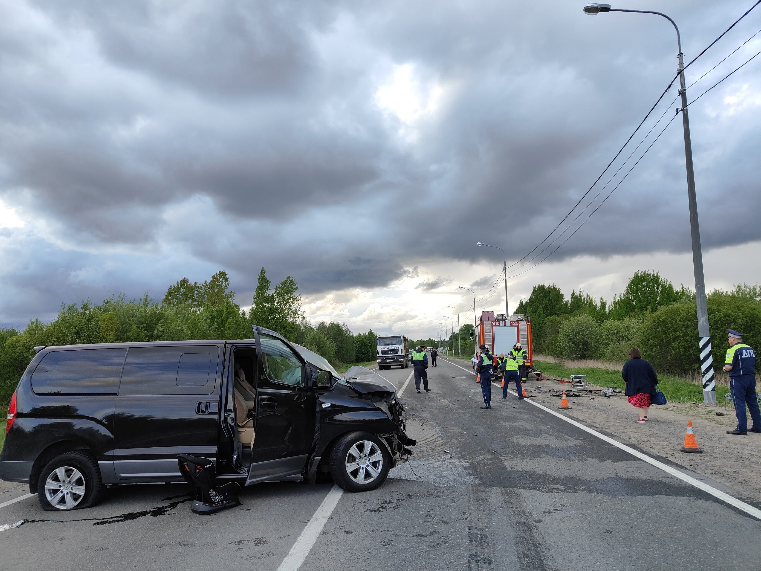 Кадры смертельной аварии в Архангельской области: водитель микроавтобуса  уснул за рулём