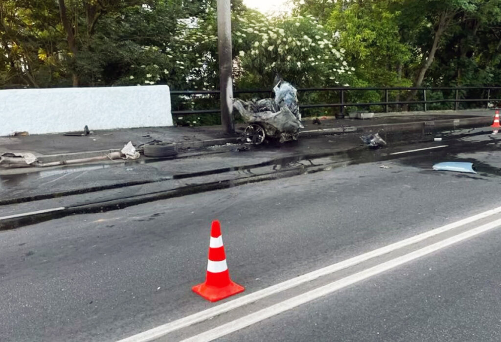 В Калининграде пьяный водитель врезался в столб: машину разорвало на части